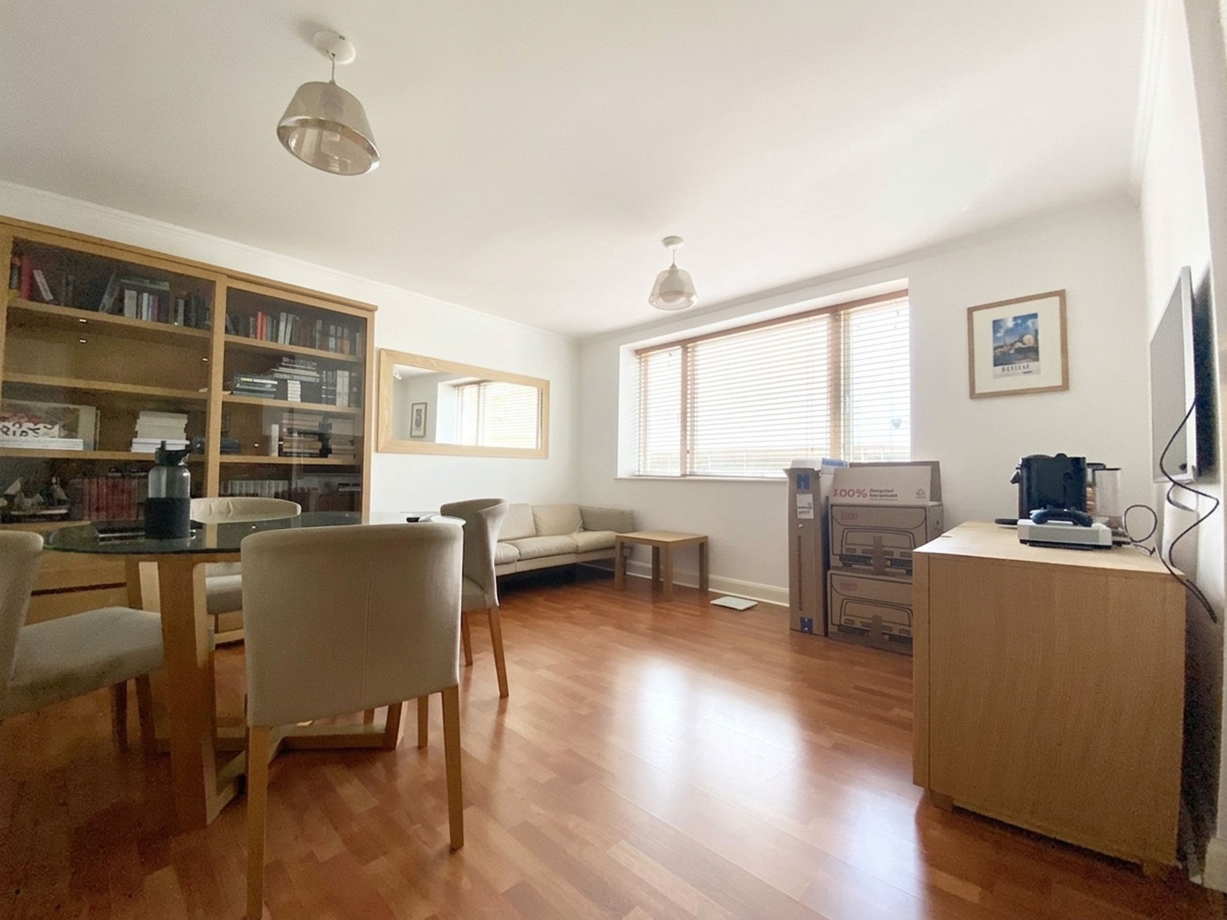 Flat Deanery Road in Bristol