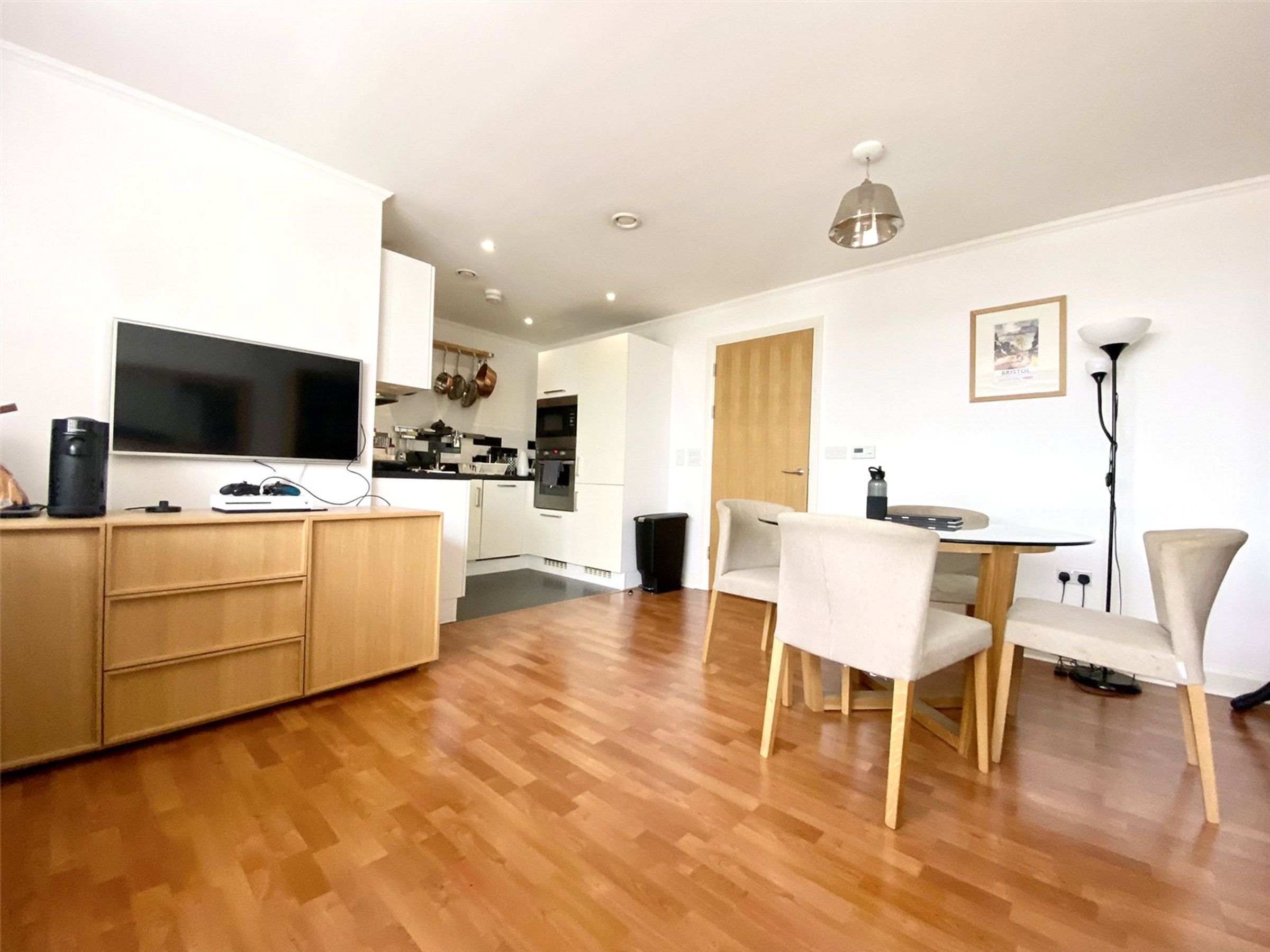 Flat Deanery Road in Bristol