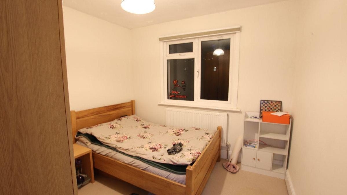 Flat Ballards Lane in Greater London