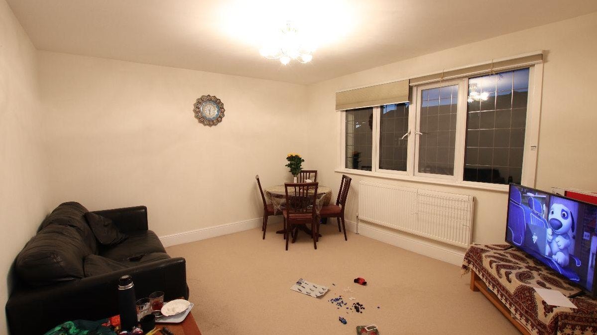 Flat Ballards Lane in Greater London