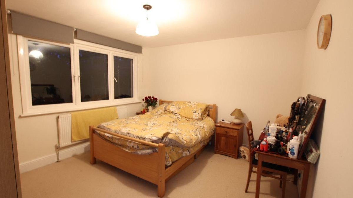 Flat Ballards Lane in Greater London