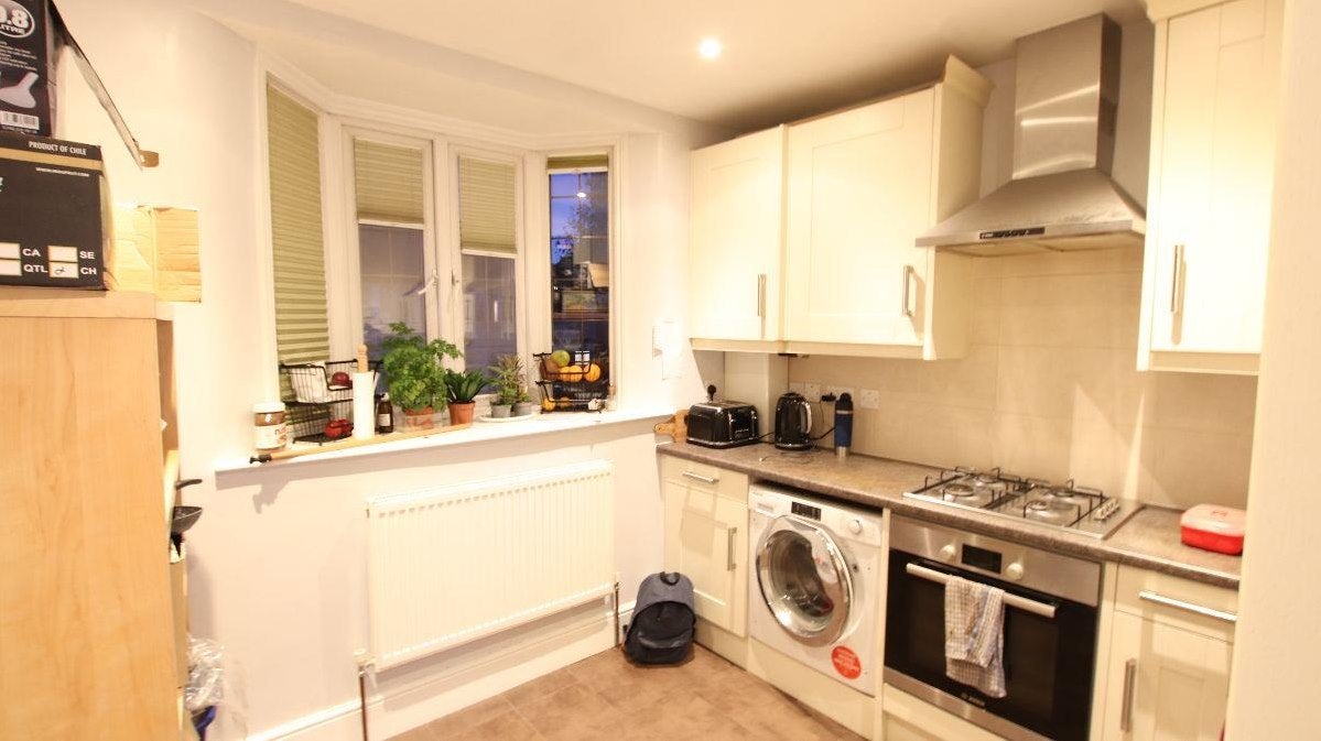Flat Ballards Lane in Greater London