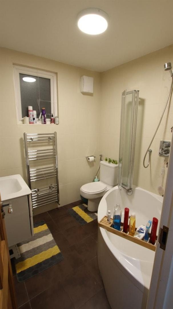 Flat Ballards Lane in Greater London
