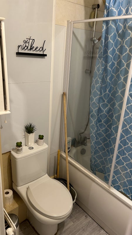 Room Walm Lane in Greater London