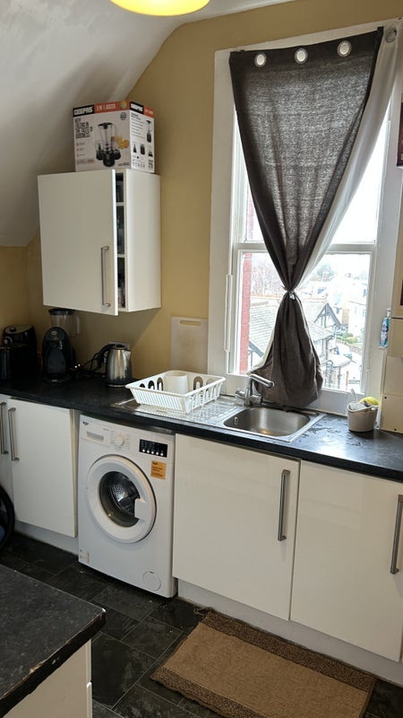 Room Walm Lane in Greater London