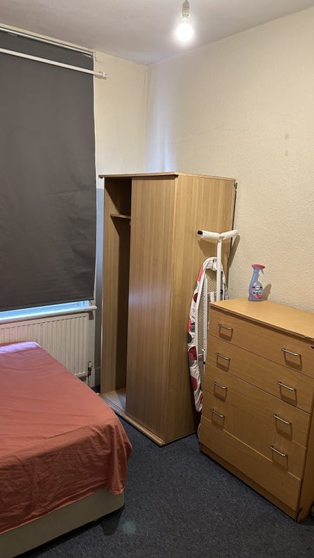 Room Walm Lane in Greater London