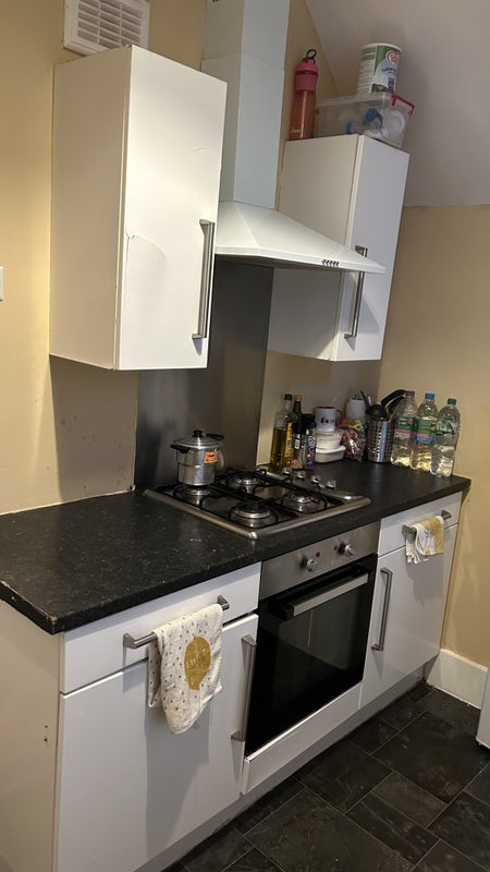 Room Walm Lane in Greater London