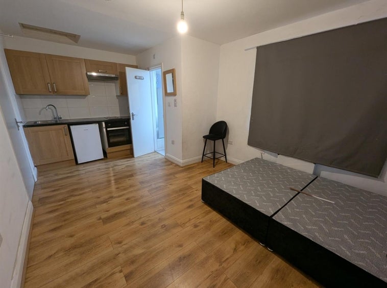 Flat Clockhouse Lane in Greater London