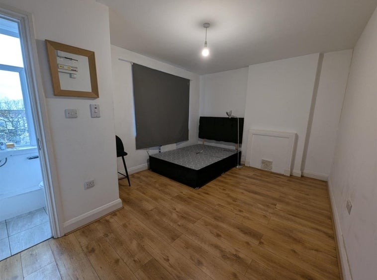 Flat Clockhouse Lane in Greater London