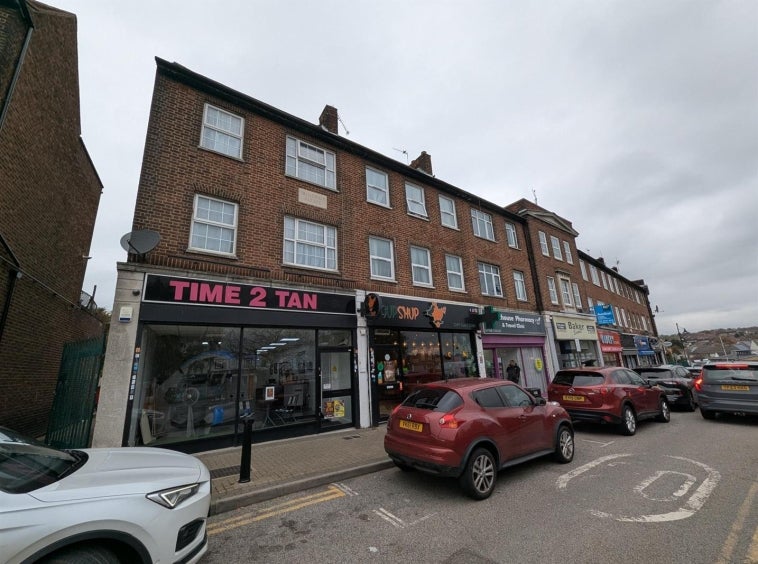 Flat Clockhouse Lane in Greater London