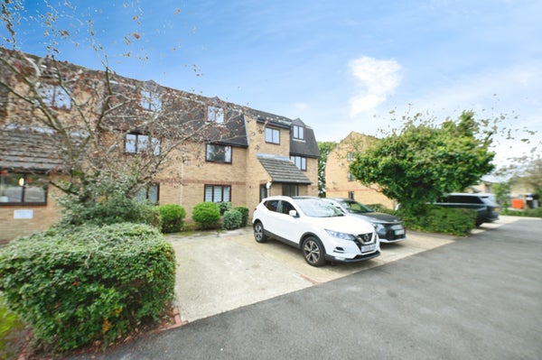 Flat Blandford Close in London