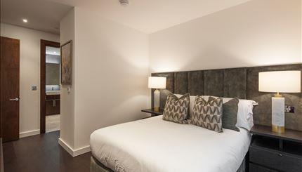 Flat Ponton Road in Greater London