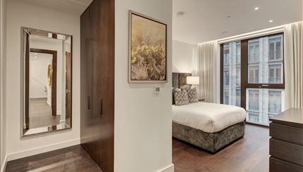 Flat Ponton Road in Greater London