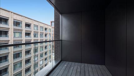 Flat Ponton Road in Greater London