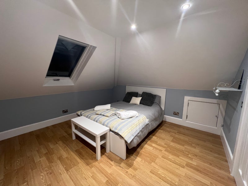 Room Motcombe Road in Poole