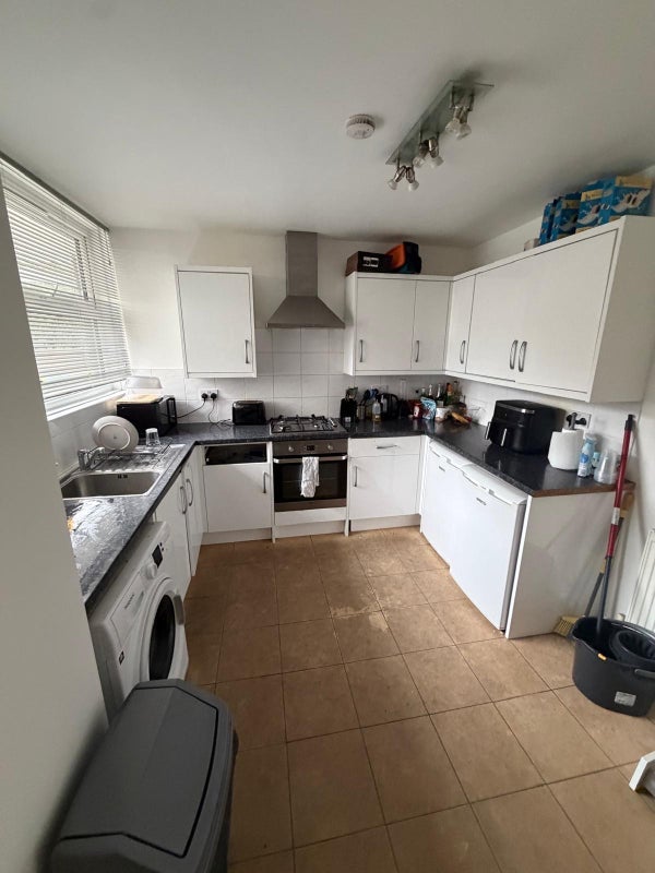 Room Bolingbroke Walk in Greater London