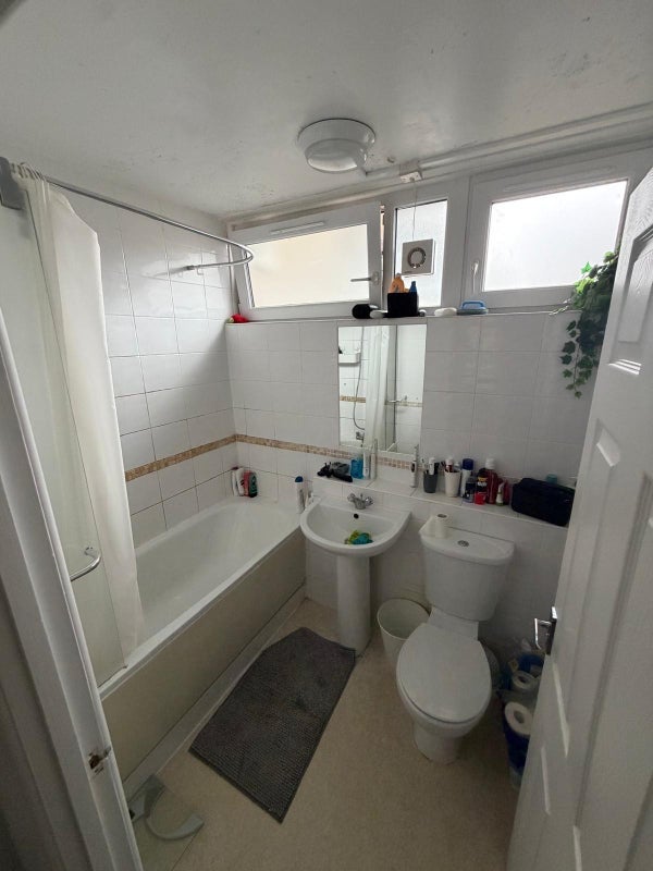 Room Bolingbroke Walk in Greater London
