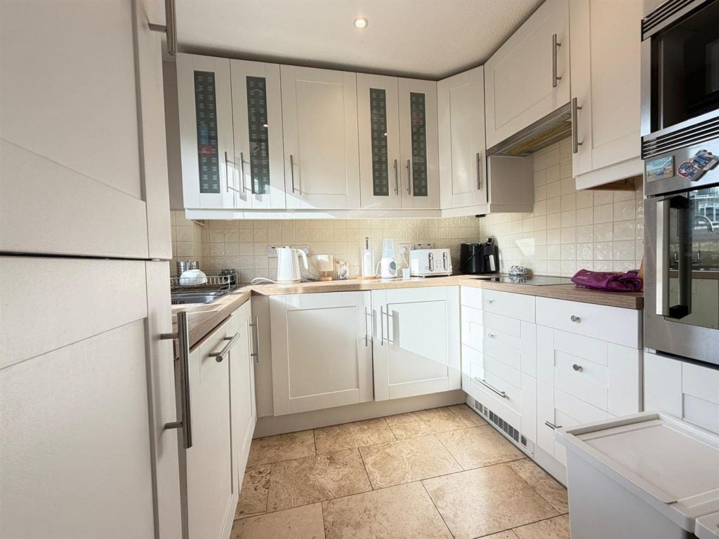 Flat Beaulieu Place in Greater London