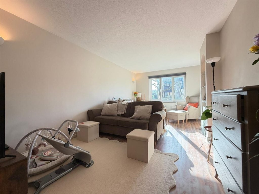 Flat Beaulieu Place in Greater London