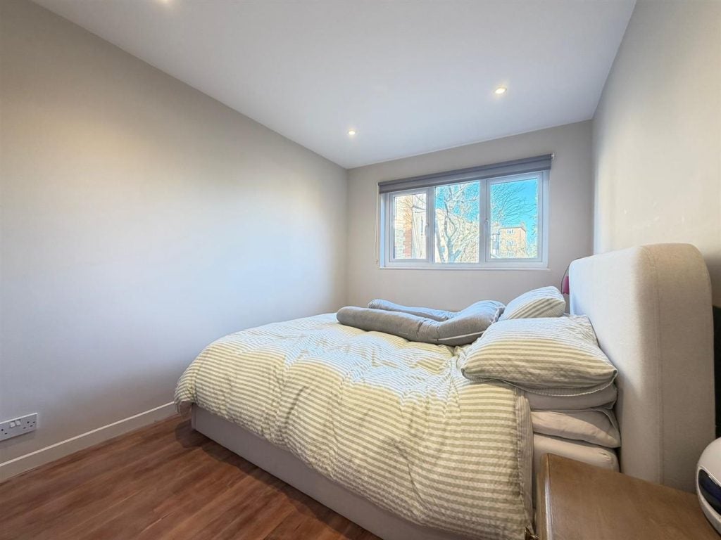 Flat Beaulieu Place in Greater London