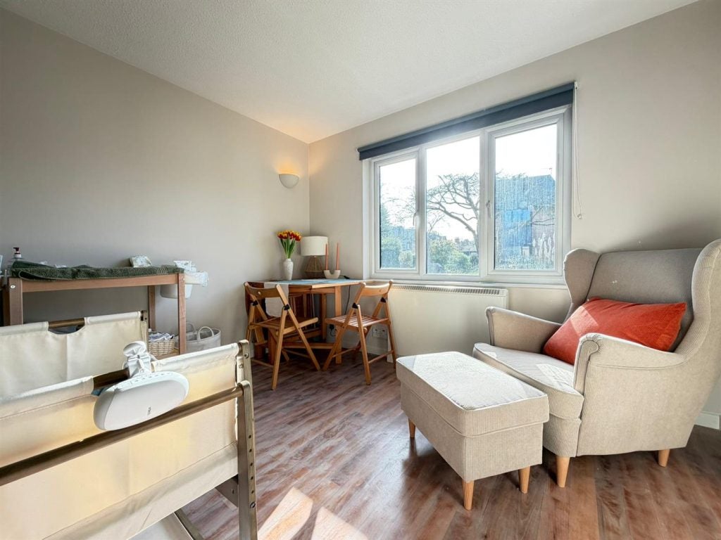 Flat Beaulieu Place in Greater London