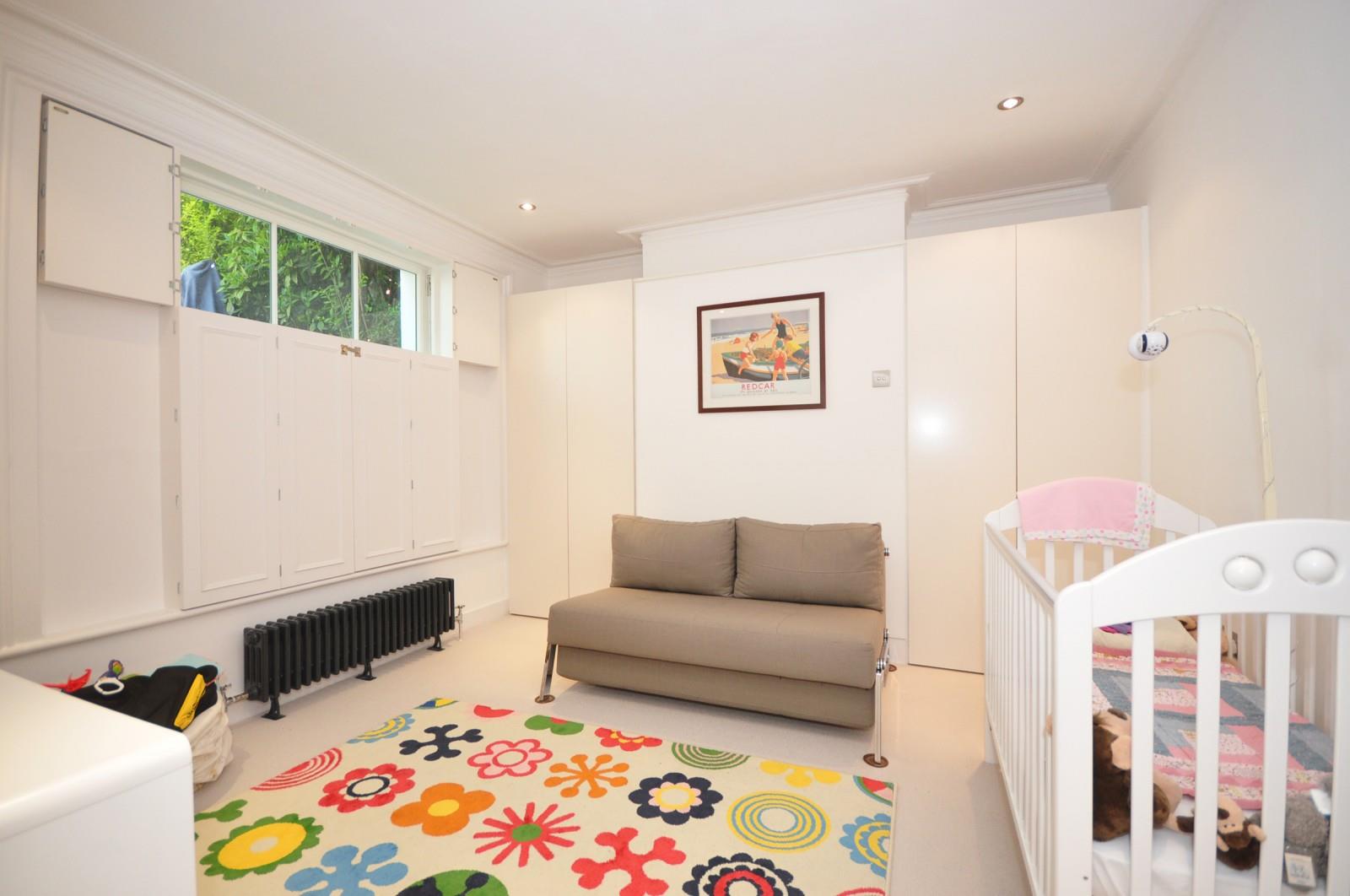 Flat Chiswick High Road in Greater London