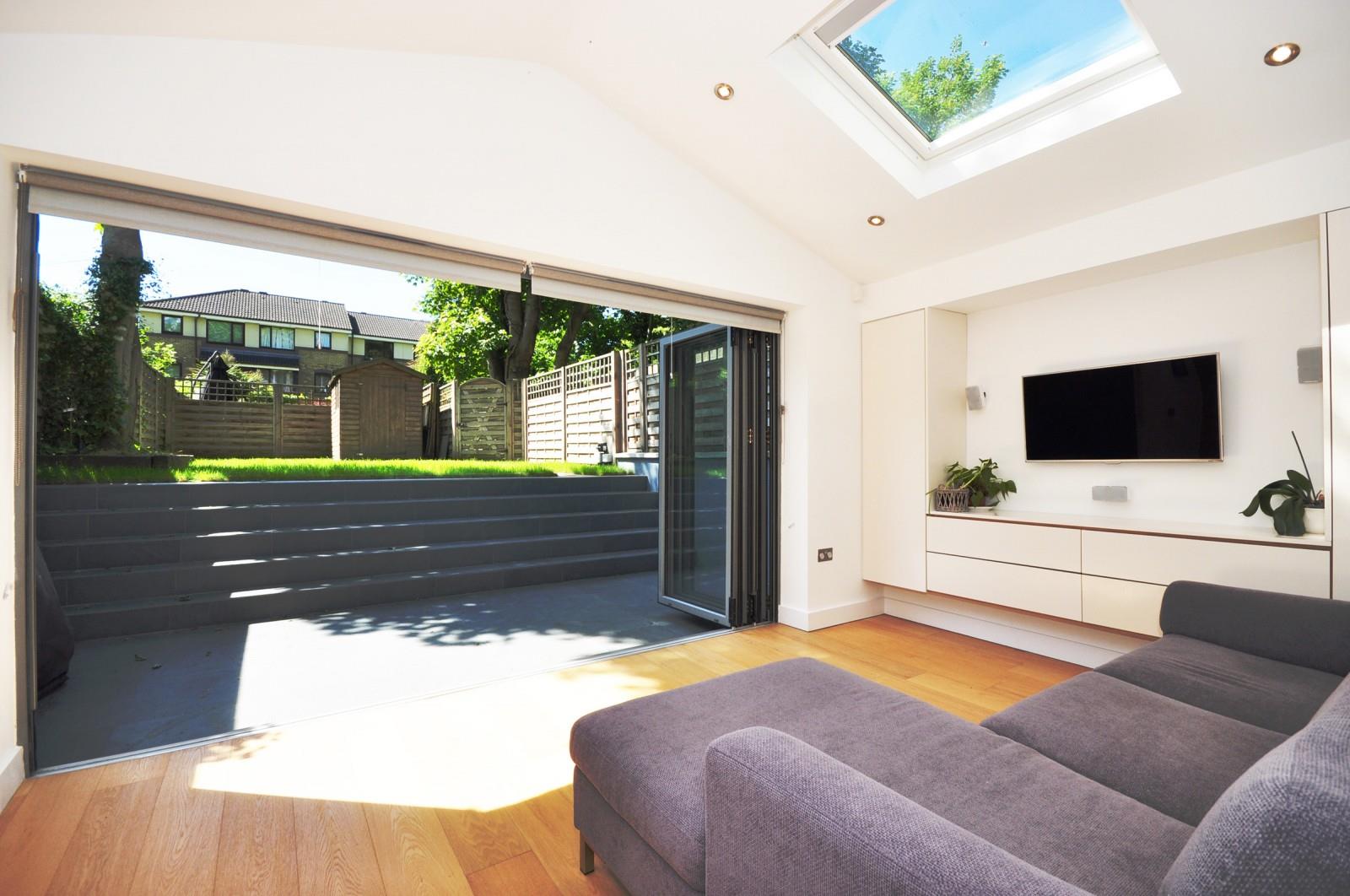 Flat Chiswick High Road in Greater London