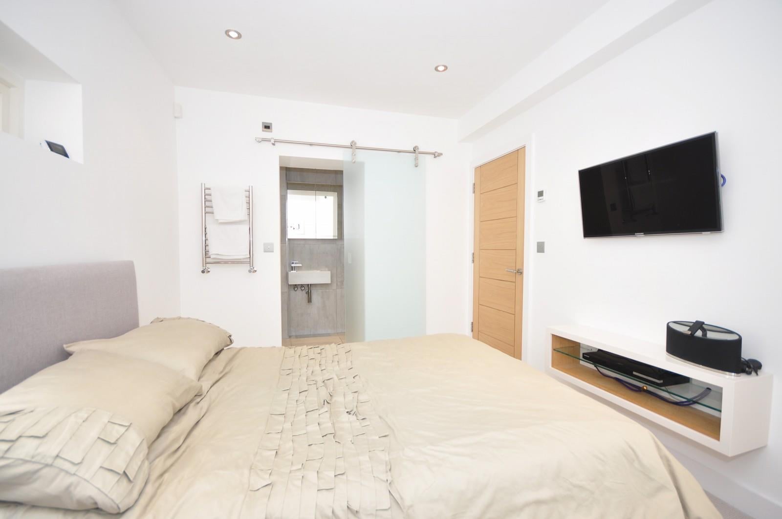 Flat Chiswick High Road in Greater London