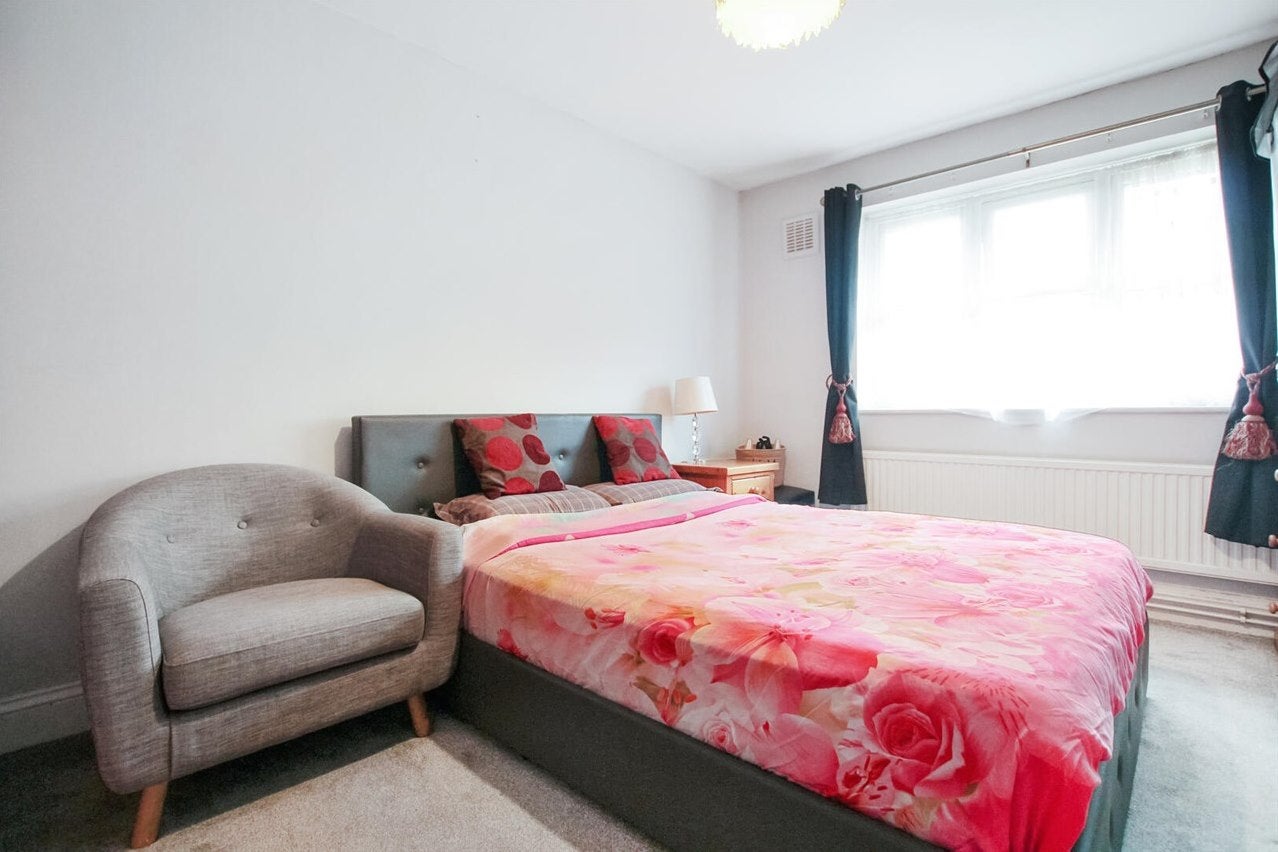 Flat Balmoral Gardens in Greater London