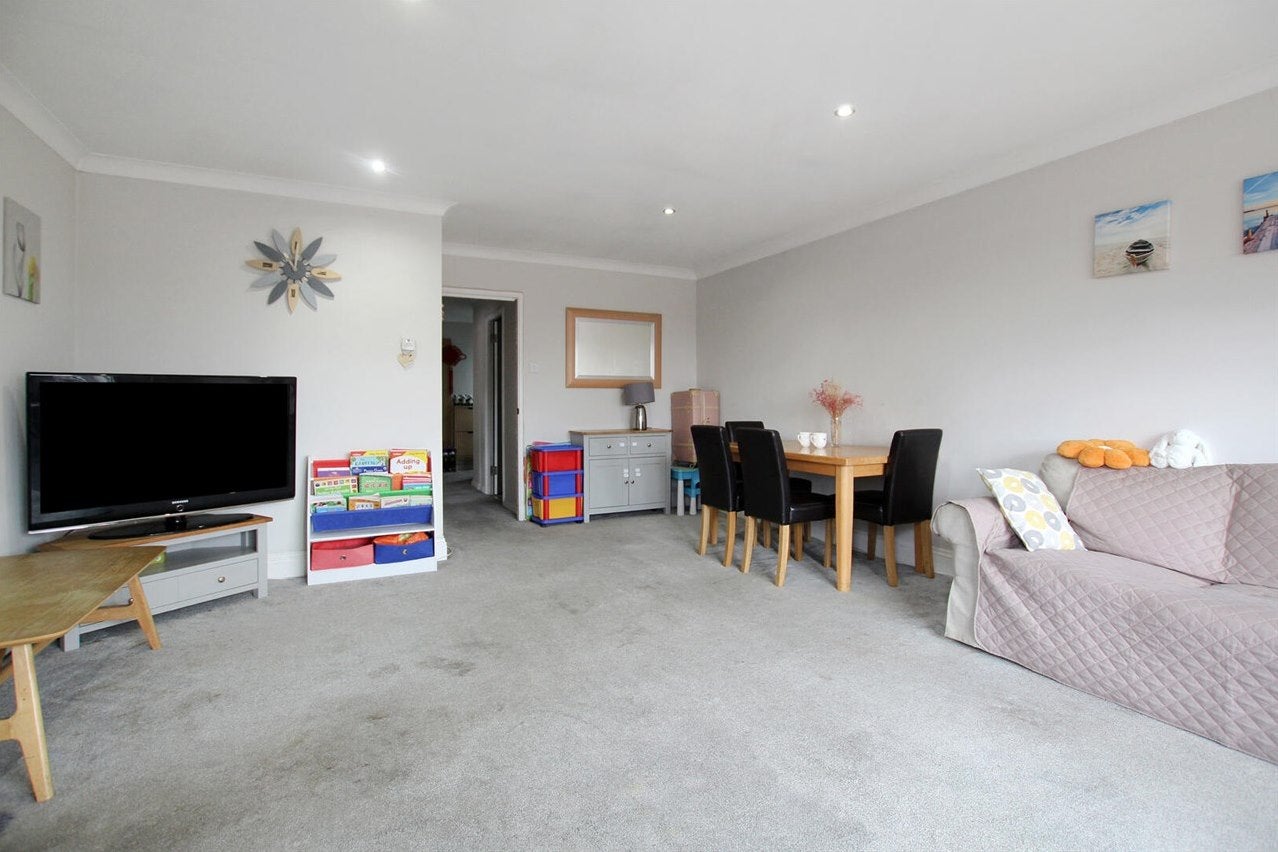 Flat Balmoral Gardens in Greater London