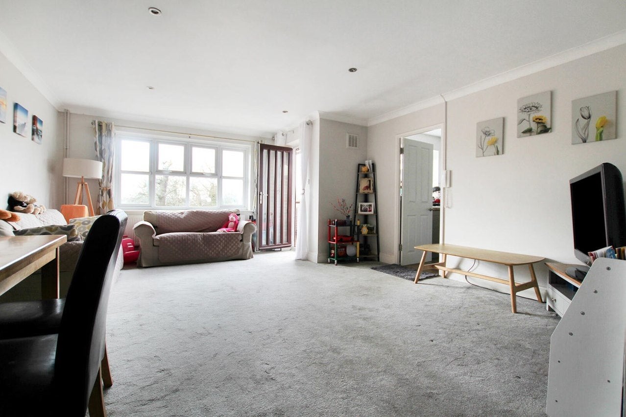 Flat Balmoral Gardens in Greater London