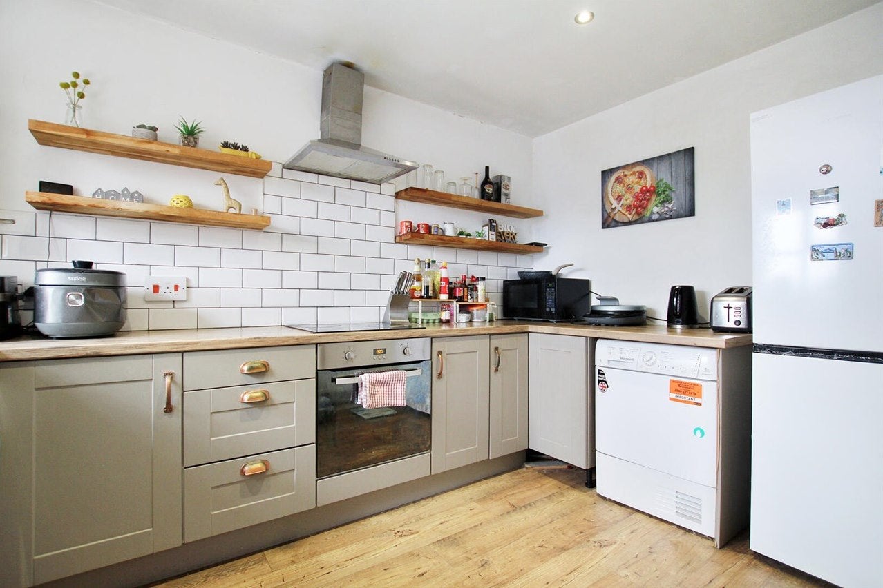 Flat Balmoral Gardens in Greater London