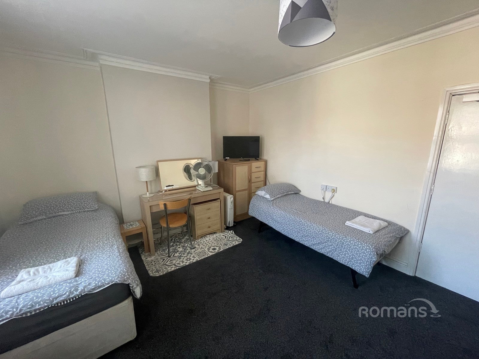 Room Caversham Road in Reading