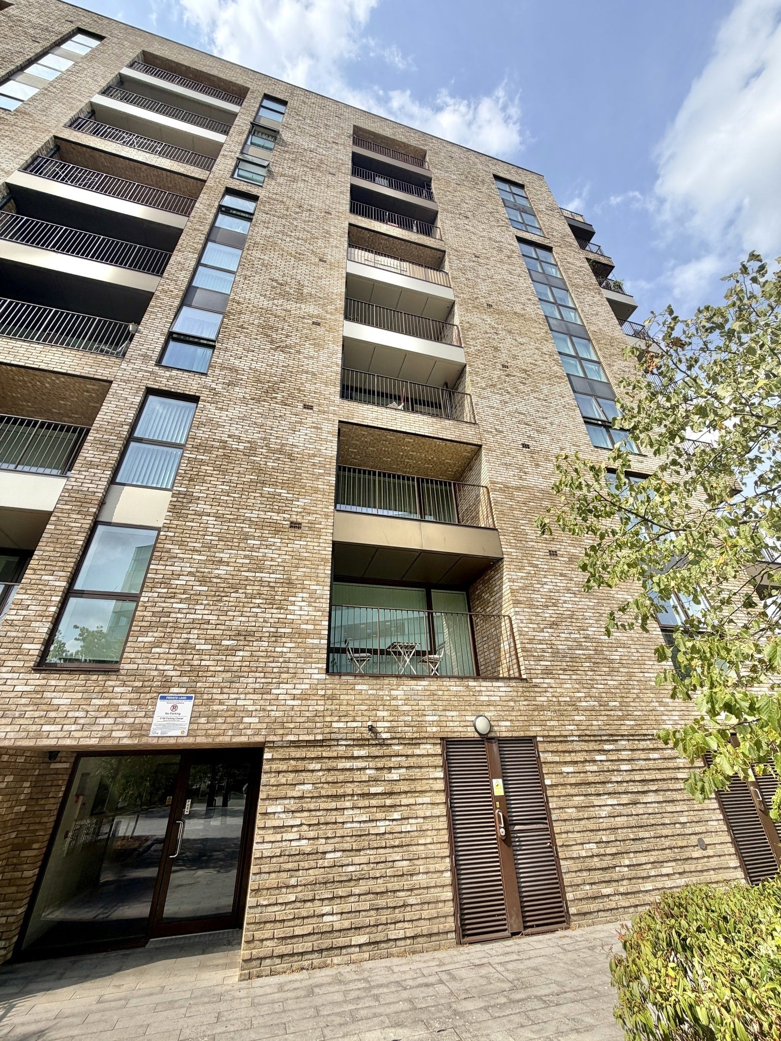 Flat Lakeside Drive in Greater London