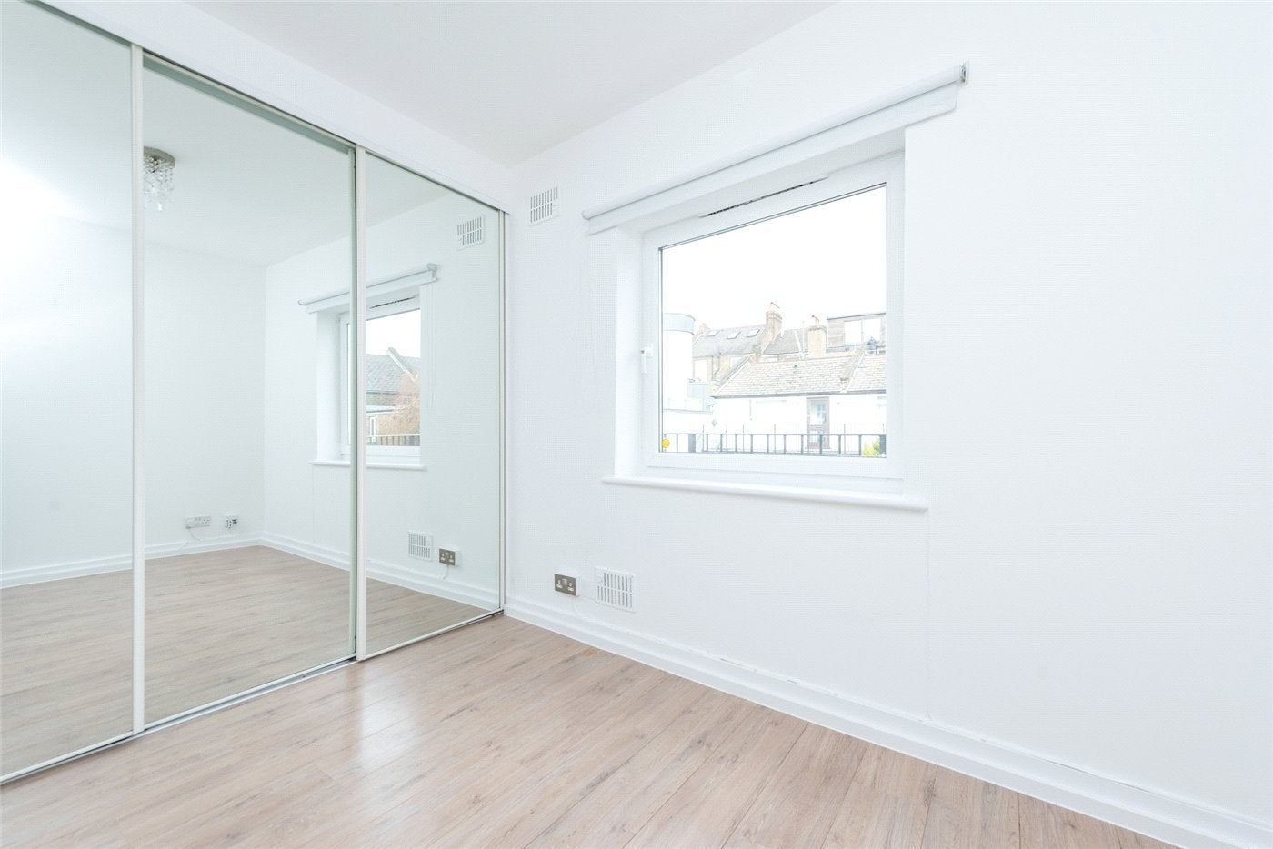 Flat Harrow Road in Greater London