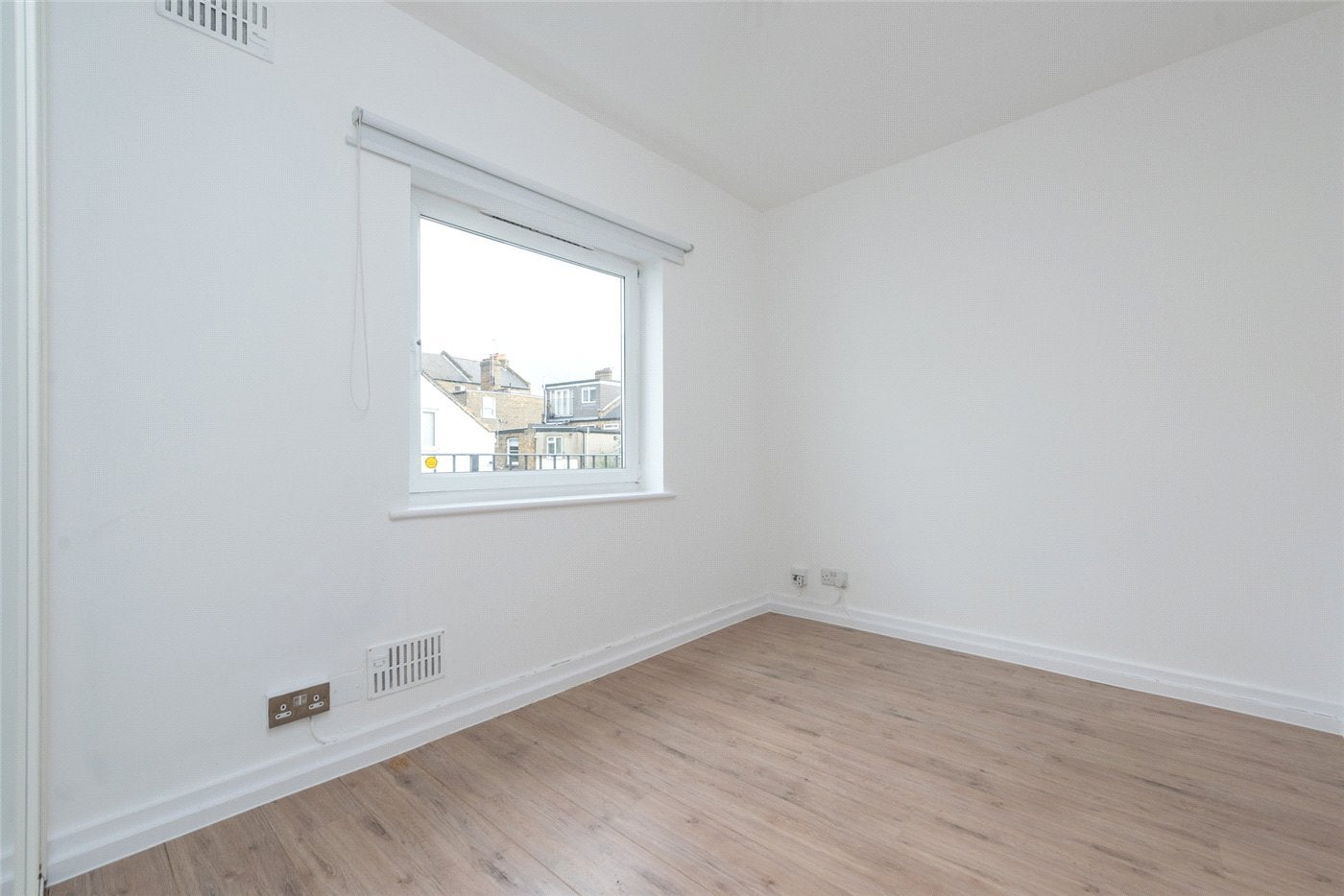 Flat Harrow Road in Greater London
