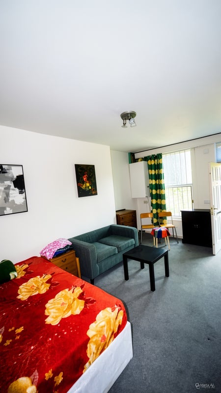 Room Hyde Park Road in Leeds