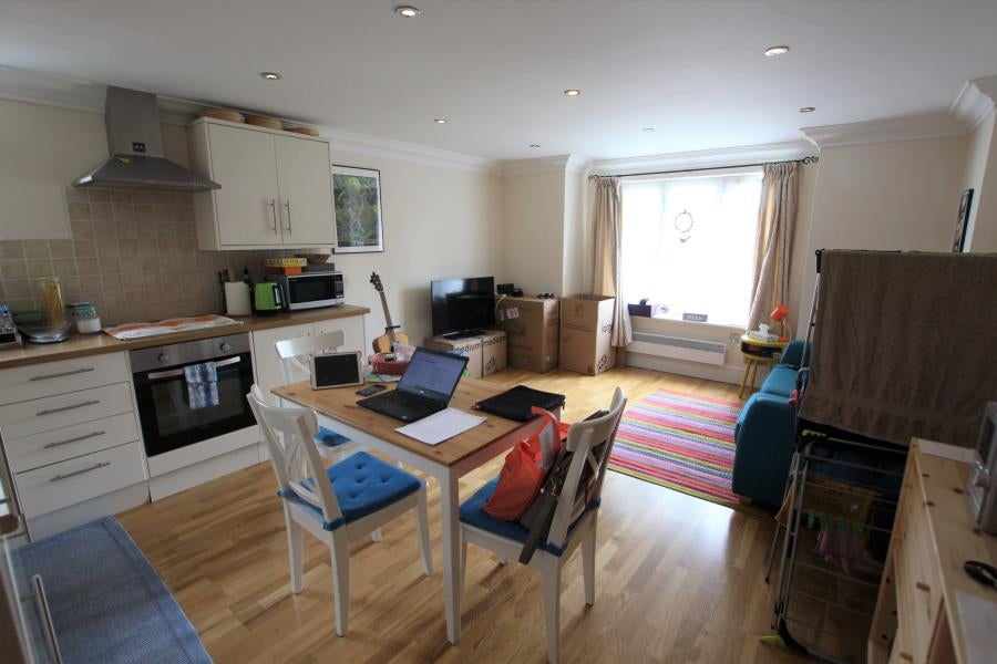 Flat Claremont Avenue in Woking