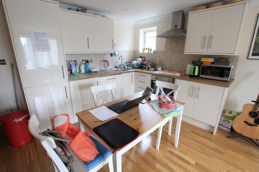 Flat Claremont Avenue in Woking