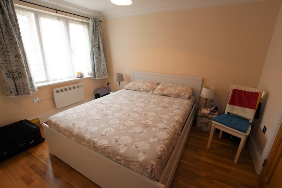 Flat Claremont Avenue in Woking