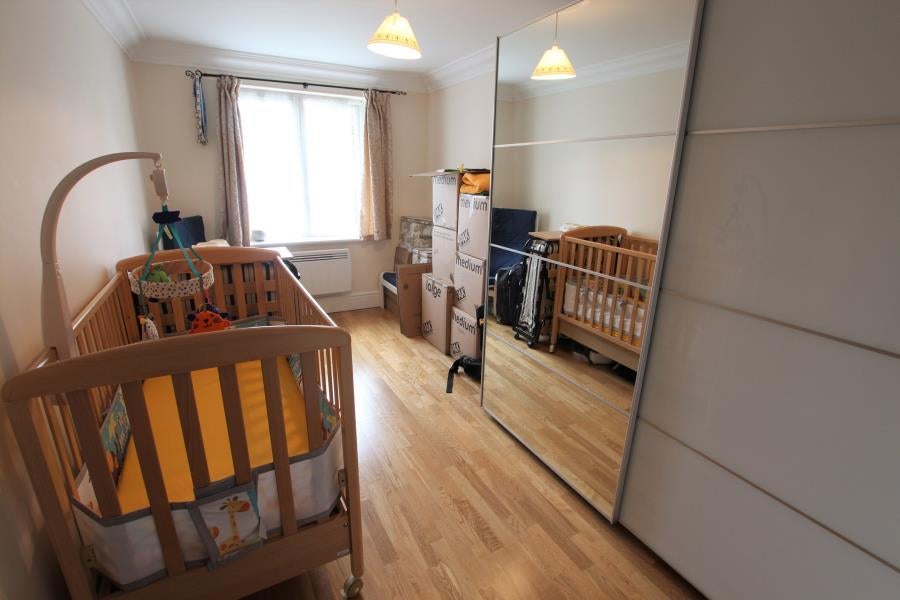 Flat Claremont Avenue in Woking