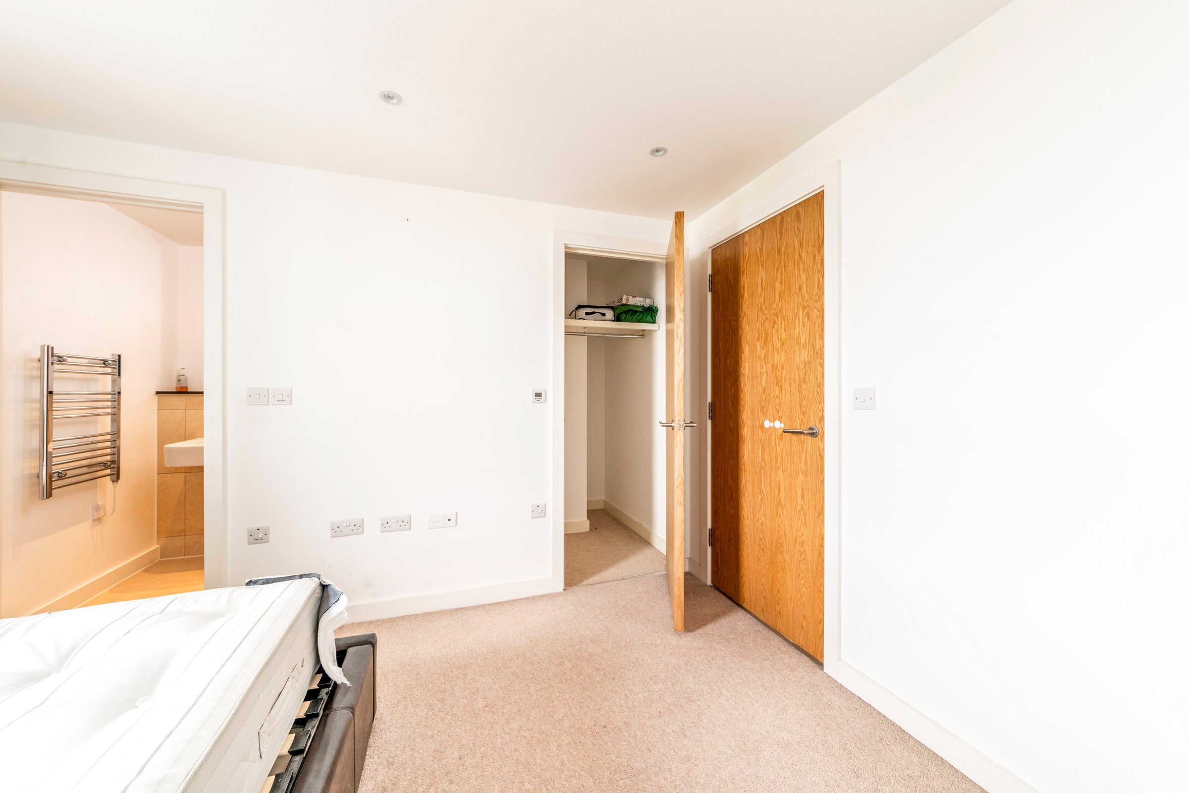 Flat Railway Terrace in Slough
