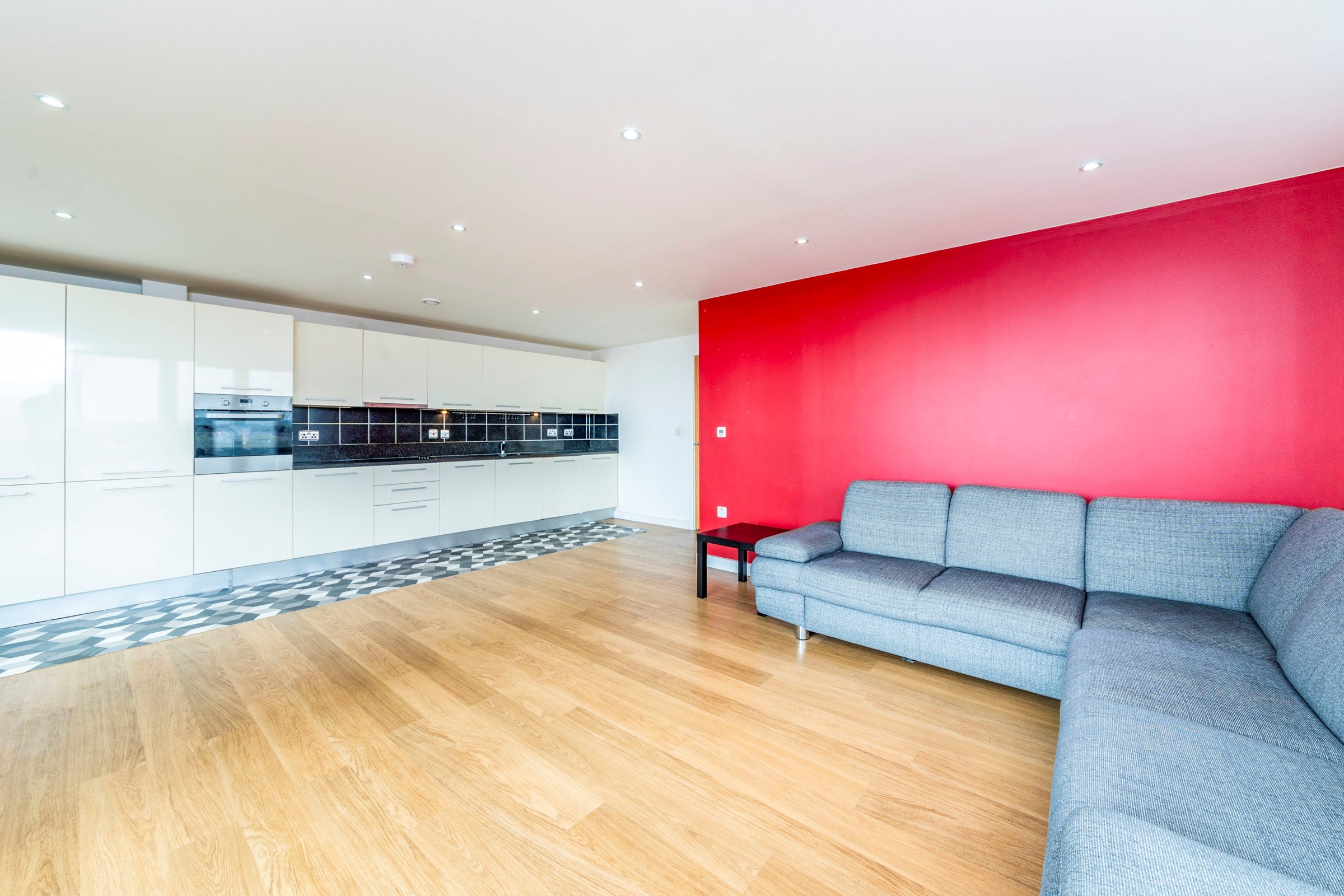 Flat Railway Terrace in Slough