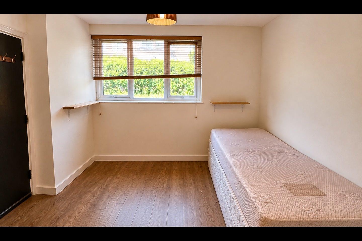 Flat Redcar Road in Greater London