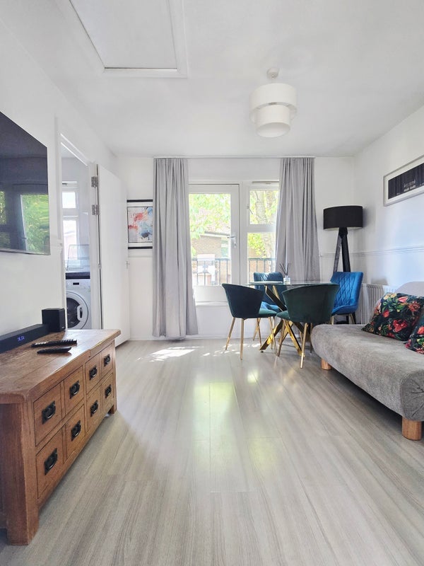 Flat Heath Road in Greater London