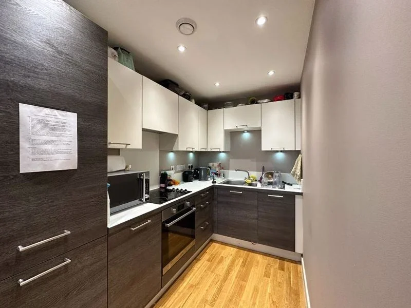 Flat Hayling Way in Greater London