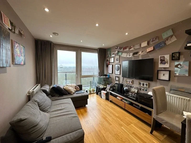 Flat Hayling Way in Greater London