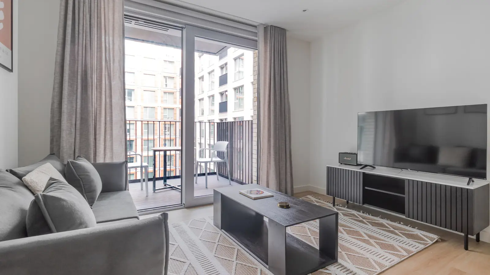 Flat Moat Street in Greater London