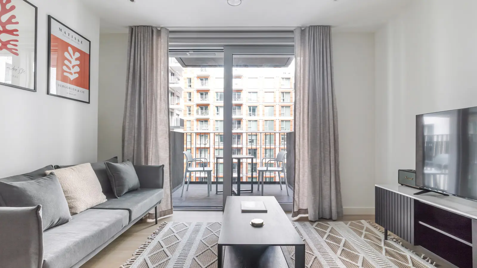 Flat Moat Street in Greater London