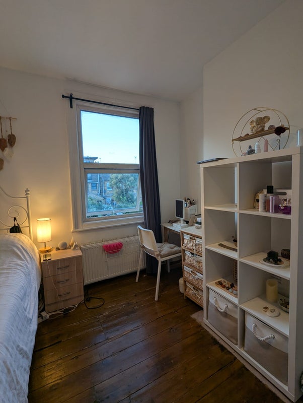 Room Fearon Street in Greater London